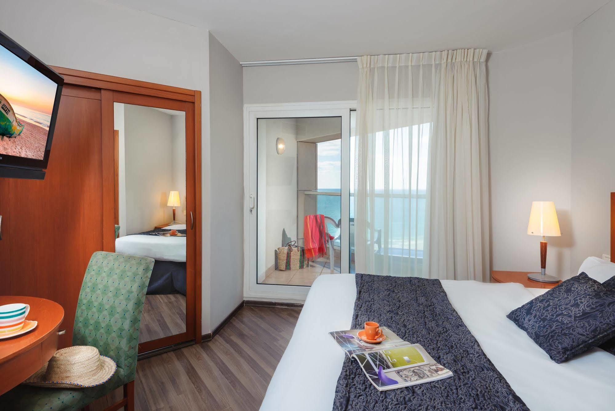 Arena Hotel By The Beach Bat Yam Exterior foto