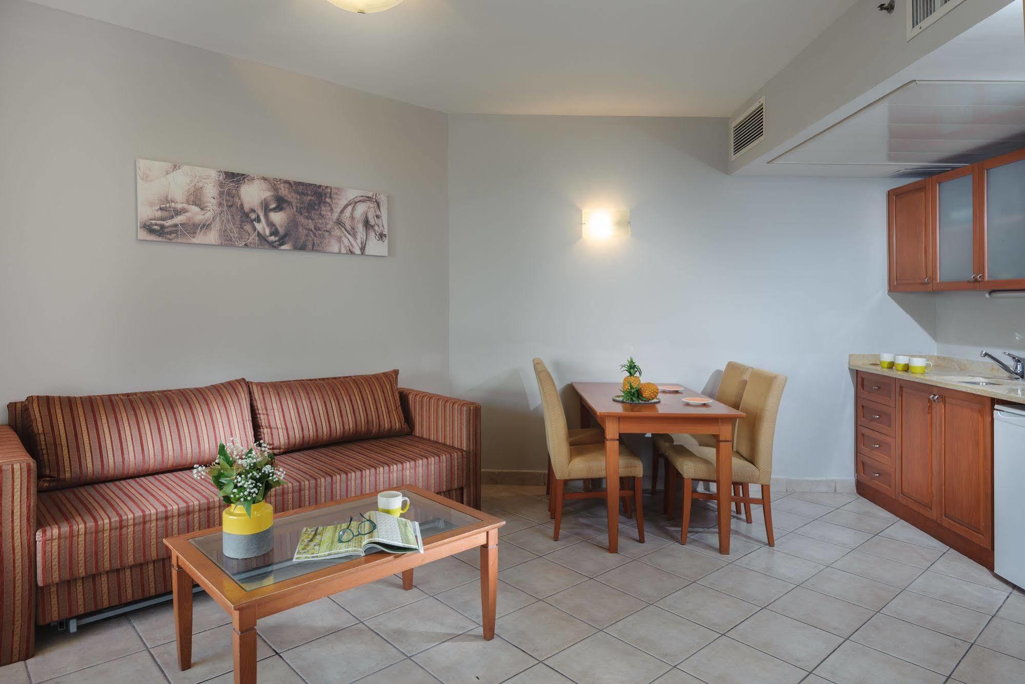 Arena Hotel By The Beach Bat Yam Exterior foto